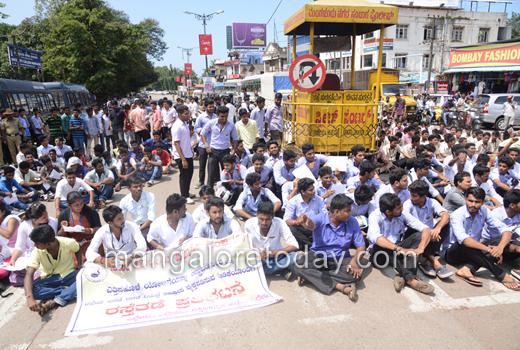  Students take up cudgels against Yettinahole Project 1
